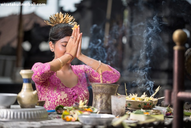 5 Aktivitas Ibadah Masyarakat Hindu Bali Sehari-hari